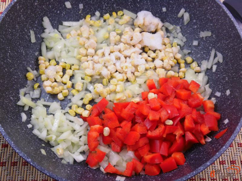 Фото приготовление рецепта: Суп с тунцом и кукурузой шаг №3