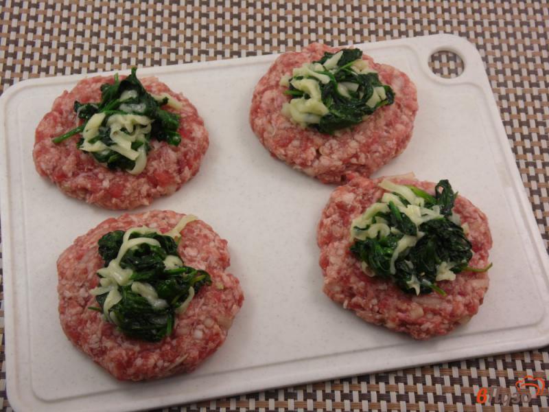 Фото приготовление рецепта: Зразы мясные со шпинатом и моцареллой шаг №5