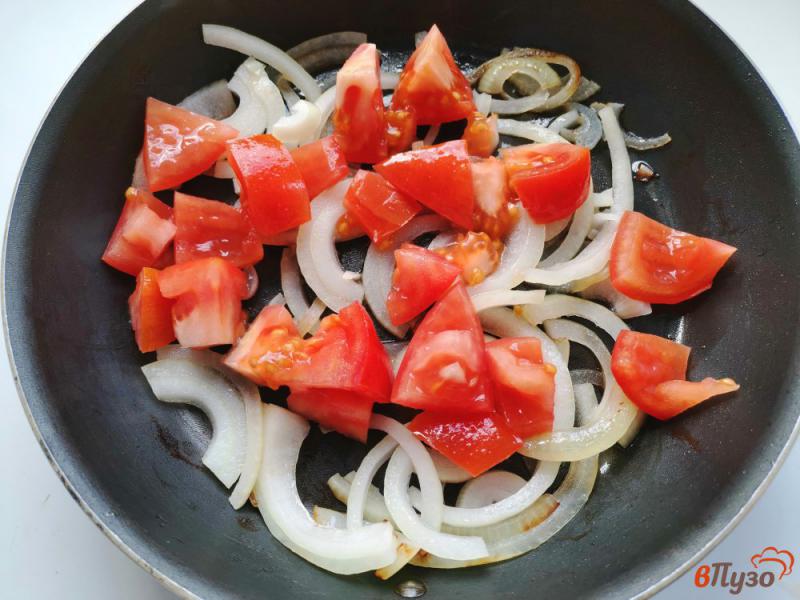 Фото приготовление рецепта: Фриттата с сырокопченой колбасой помидором томатом и луком шаг №2