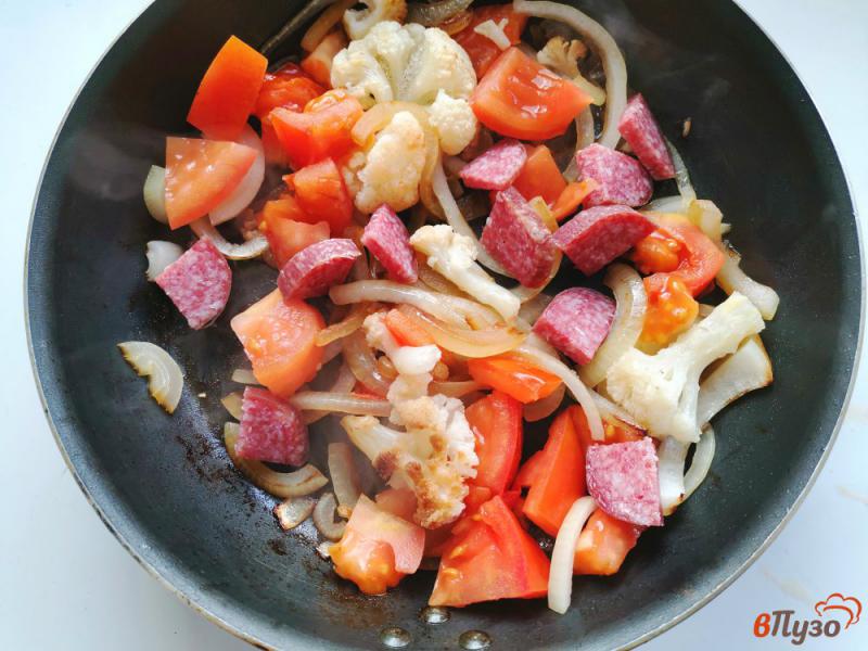 Фото приготовление рецепта: Фриттата с сырокопченой колбасой помидором томатом и луком шаг №4