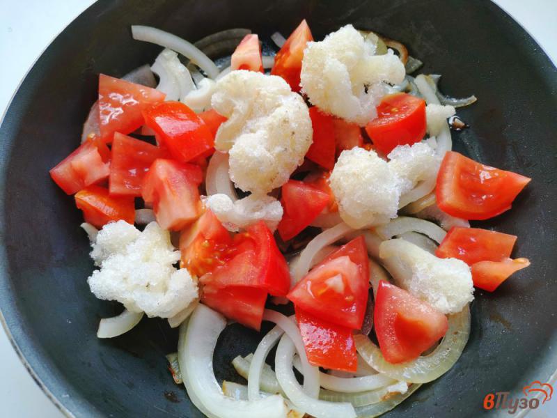 Фото приготовление рецепта: Фриттата с сырокопченой колбасой помидором томатом и луком шаг №3