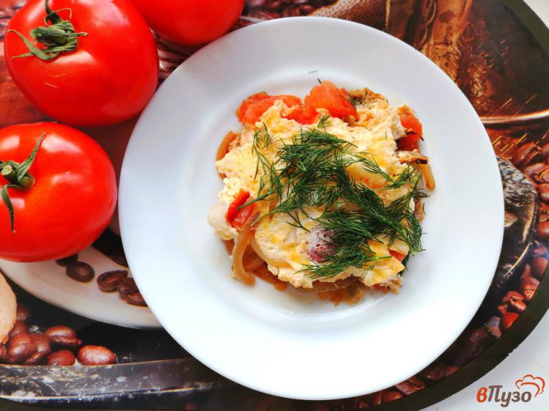 Фото приготовление рецепта: Фриттата с сырокопченой колбасой помидором томатом и луком шаг №7