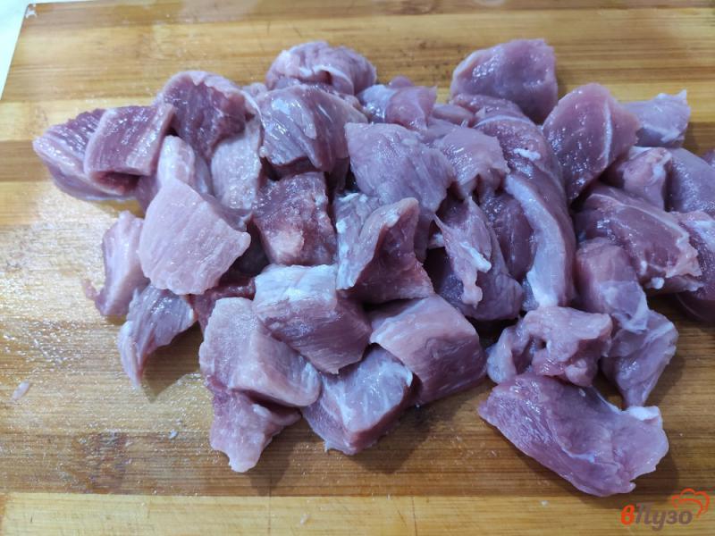 Фото приготовление рецепта: Свинина тушёная с макаронами и лечо шаг №1