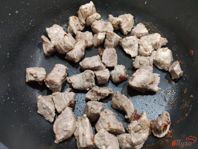 Фото приготовление рецепта: Свинина тушёная с макаронами и лечо шаг №3