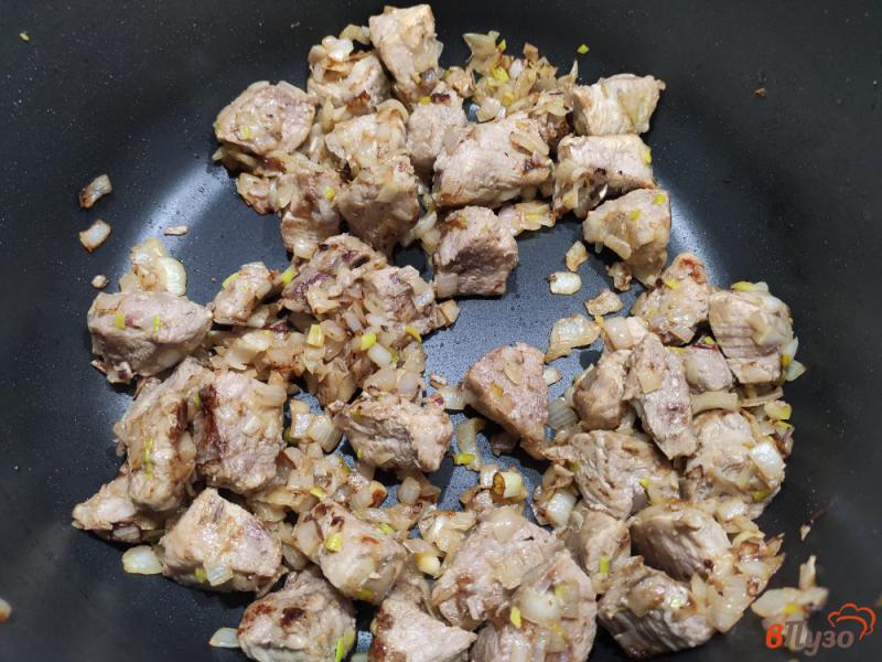 Фото приготовление рецепта: Свинина тушёная с макаронами и лечо шаг №4