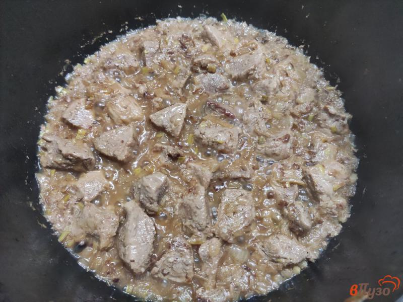 Фото приготовление рецепта: Свинина тушёная с макаронами и лечо шаг №5