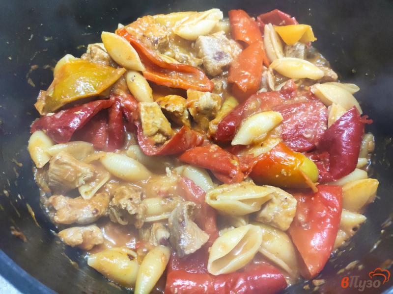 Фото приготовление рецепта: Свинина тушёная с макаронами и лечо шаг №8