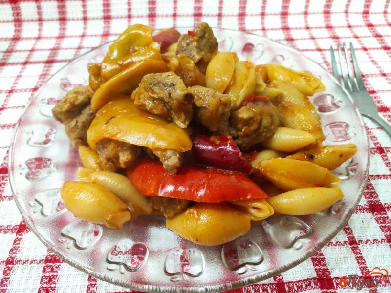 Фото приготовление рецепта: Свинина тушёная с макаронами и лечо шаг №9