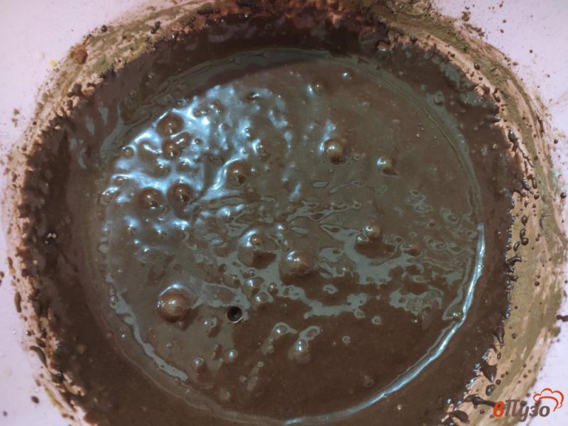 Фото приготовление рецепта: Шоколадные кексы в микроволновке шаг №5