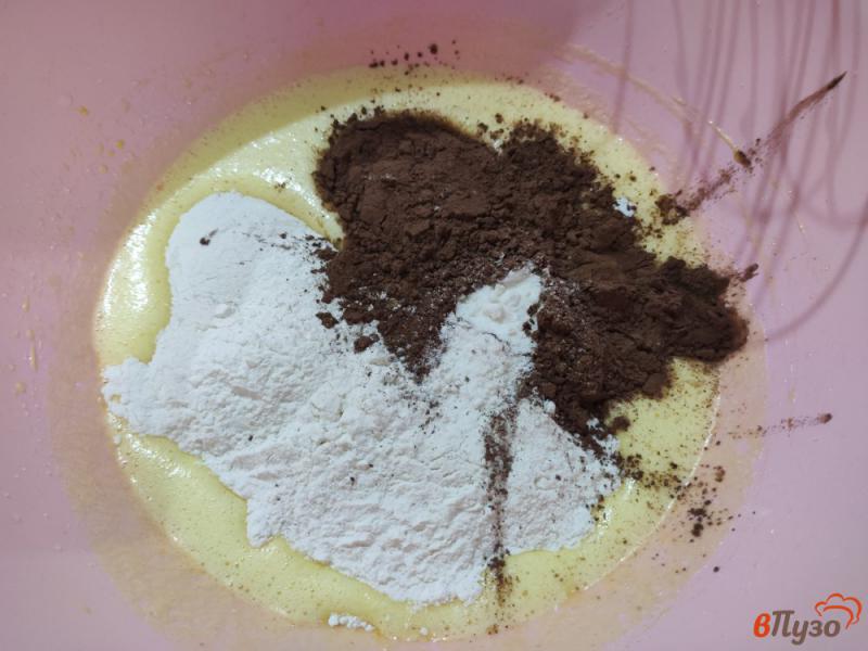 Фото приготовление рецепта: Шоколадные кексы в микроволновке шаг №4