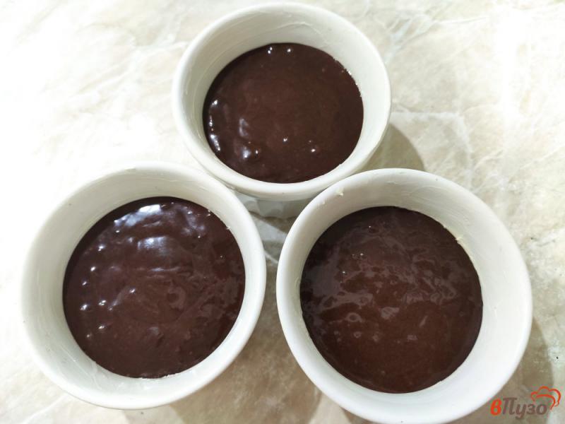 Фото приготовление рецепта: Шоколадные кексы в микроволновке шаг №6