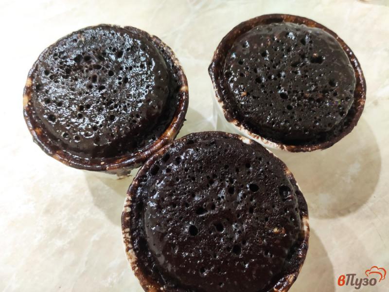 Фото приготовление рецепта: Шоколадные кексы в микроволновке шаг №7