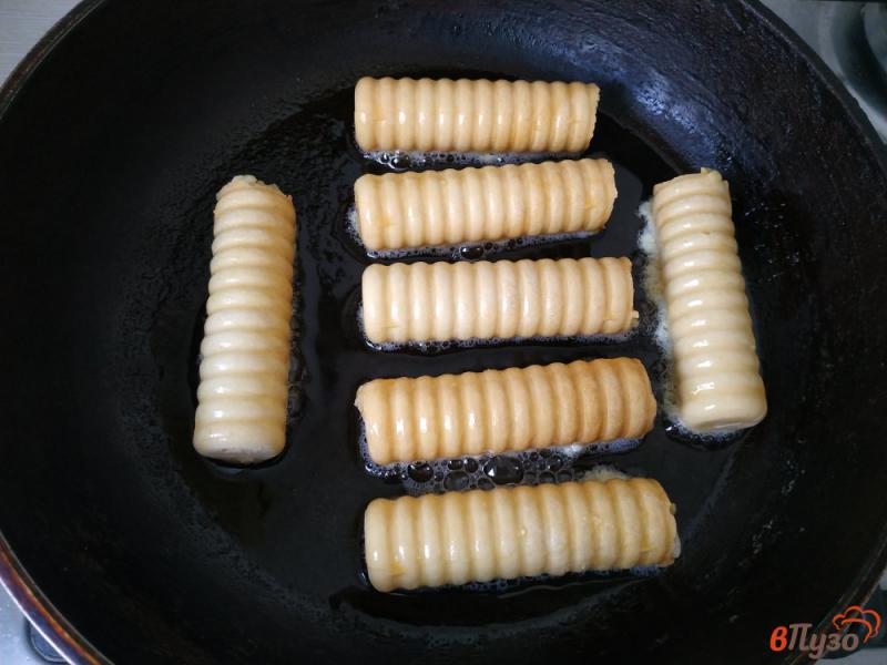 Фото приготовление рецепта: Картофельно сырные трубочки шаг №7