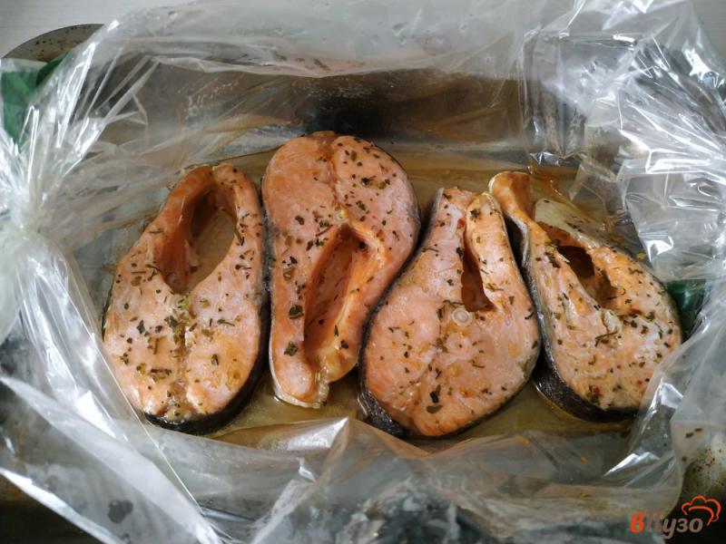 Фото приготовление рецепта: Запечённый лосось в духовке под соусом терияки шаг №4