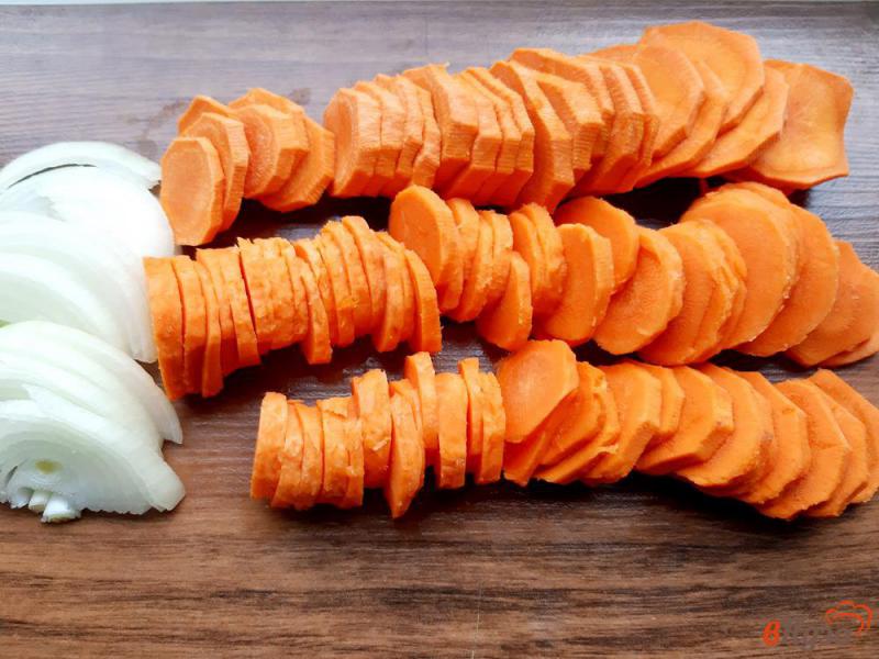 Фото приготовление рецепта: Скумбрия с морковью в духовке шаг №2