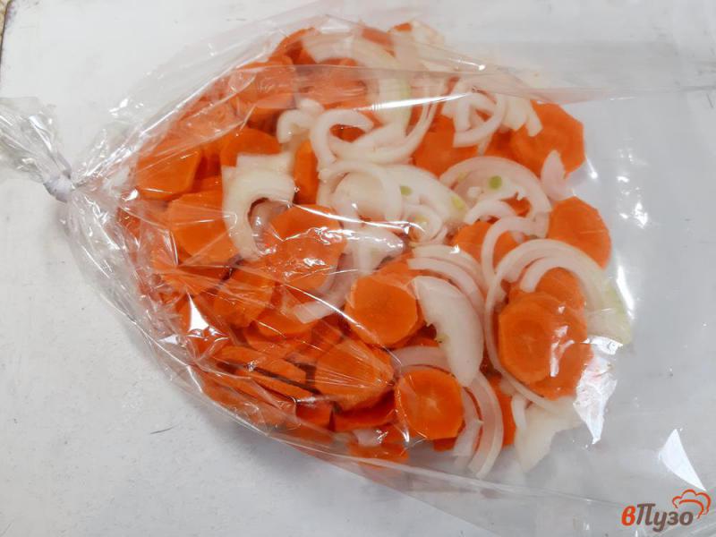 Фото приготовление рецепта: Скумбрия с морковью в духовке шаг №6
