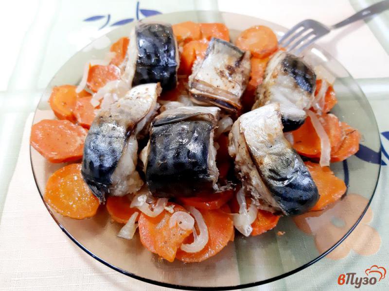 Фото приготовление рецепта: Скумбрия с морковью в духовке шаг №9