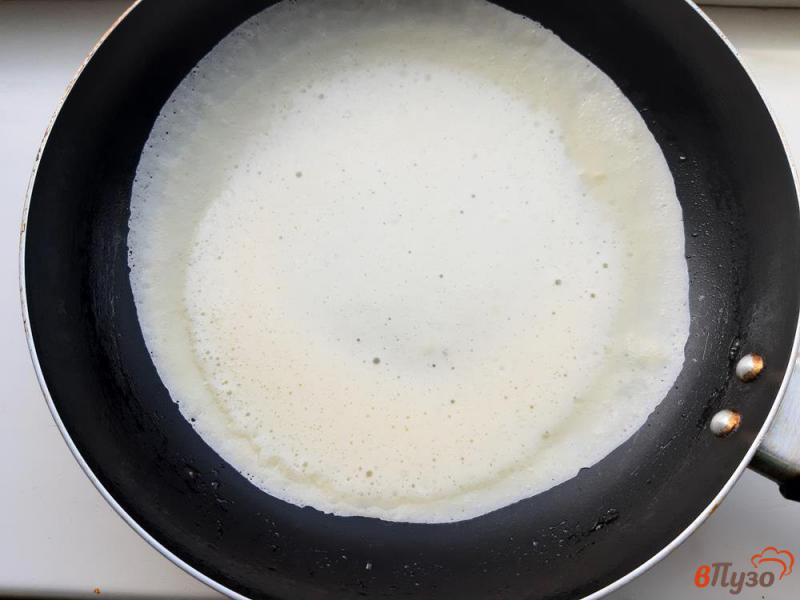 Фото приготовление рецепта: Блинчики на молоке с красной икрой шаг №4