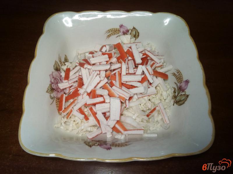 Фото приготовление рецепта: Салат из пекинской капусты с крабовыми палочками шаг №2