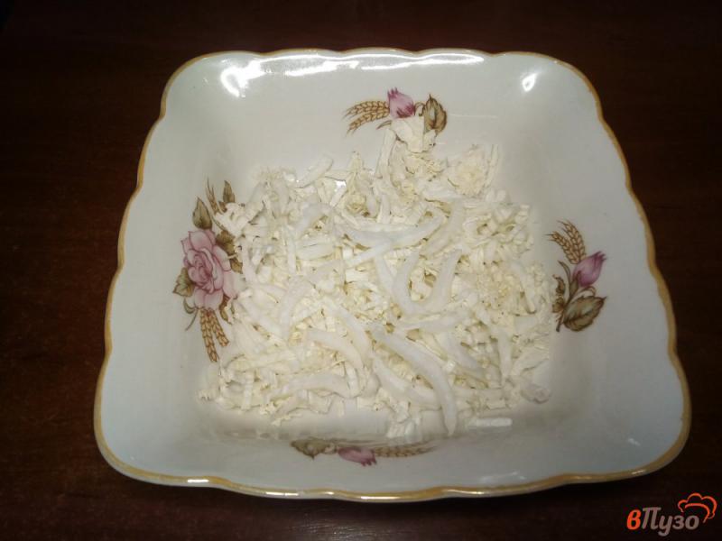 Фото приготовление рецепта: Салат из пекинской капусты с крабовыми палочками шаг №1
