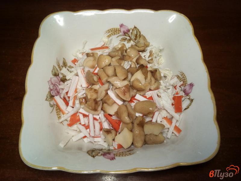 Фото приготовление рецепта: Салат из пекинской капусты с крабовыми палочками шаг №3