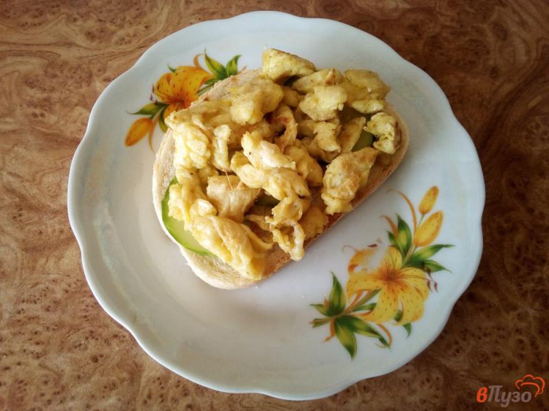 Фото приготовление рецепта: Бутерброд с яйцом и сёмгой шаг №7