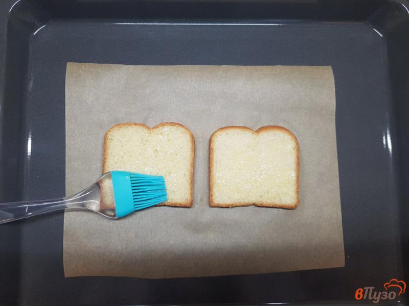 Фото приготовление рецепта: Яичница на тостовом хлебе шаг №3