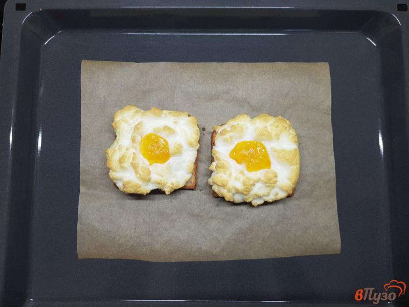 Фото приготовление рецепта: Яичница на тостовом хлебе шаг №7