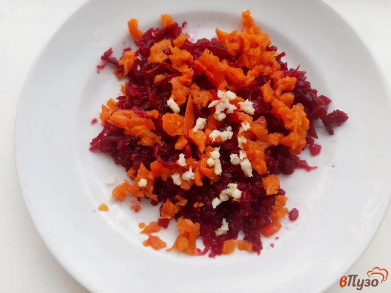 Фото приготовление рецепта: Закуска из свеклы моркови и сыра шаг №3
