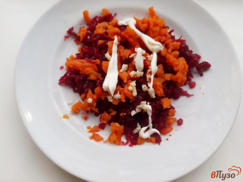 Фото приготовление рецепта: Закуска из свеклы моркови и сыра шаг №4