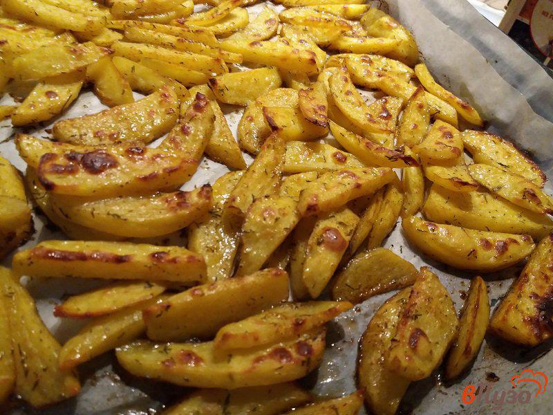 Фото приготовление рецепта: Запеченный картофель с укропом шаг №7