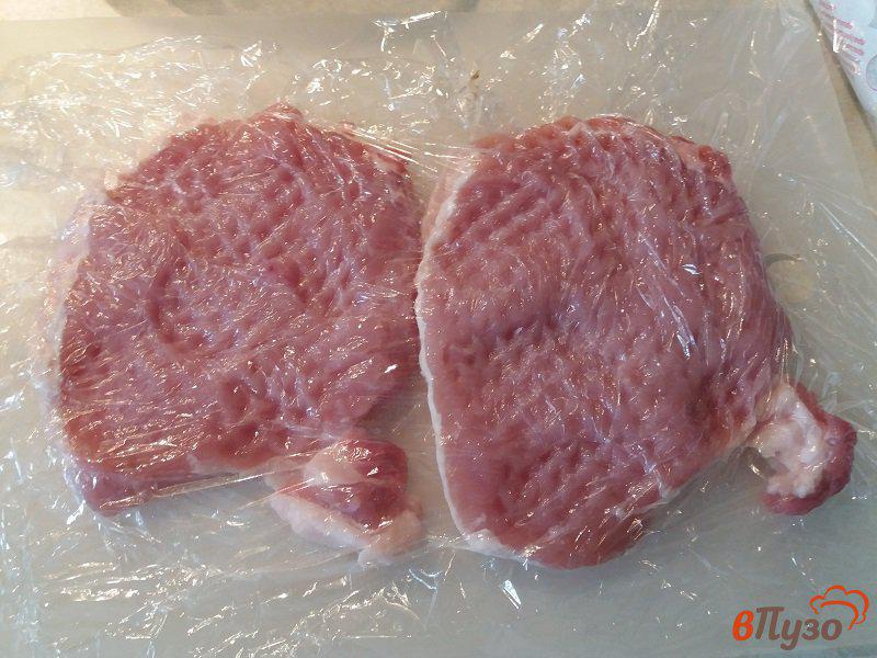 Фото приготовление рецепта: Отбивные из свинины в горчичном маринаде шаг №4