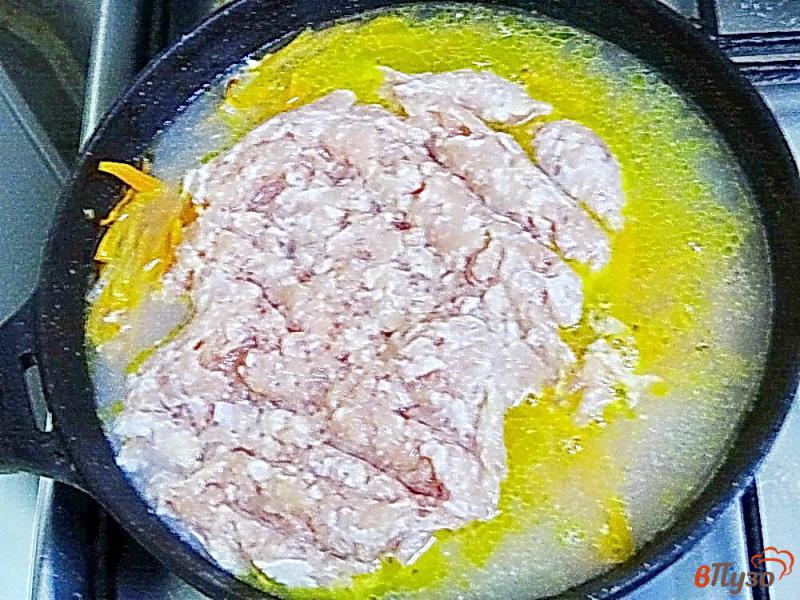 Фото приготовление рецепта: Картофельная запеканка с сыром и фаршем шаг №6