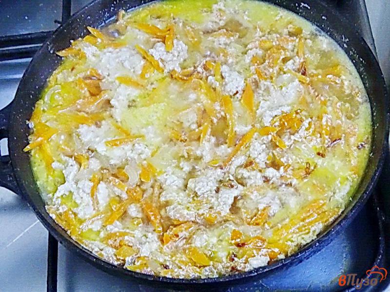 Фото приготовление рецепта: Картофельная запеканка с сыром и фаршем шаг №7