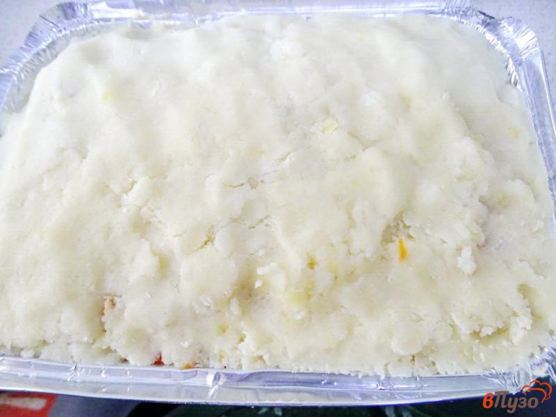Фото приготовление рецепта: Картофельная запеканка с сыром и фаршем шаг №11