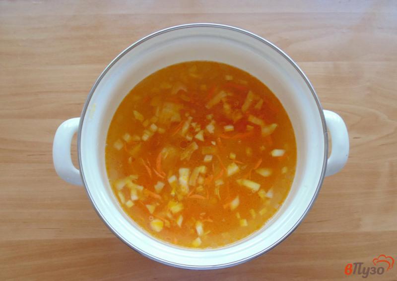 Фото приготовление рецепта: Суп со щавелем и грибами шаг №2