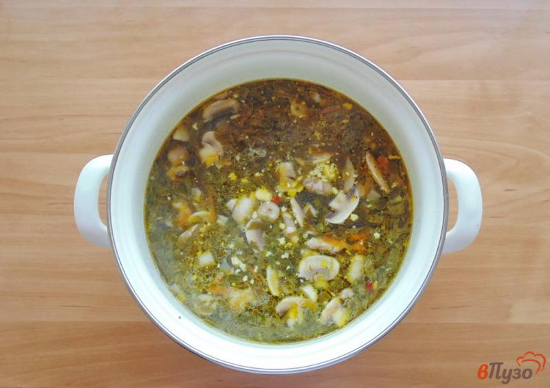 Фото приготовление рецепта: Суп со щавелем и грибами шаг №5