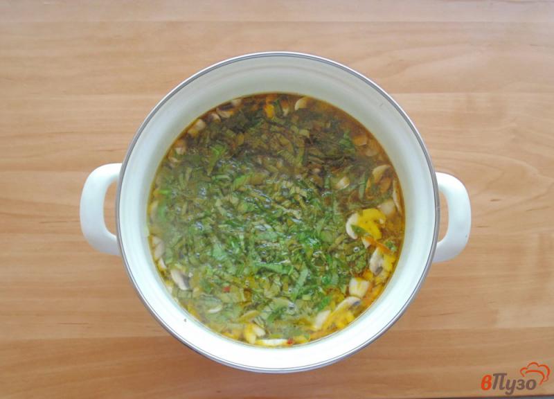 Фото приготовление рецепта: Суп со щавелем и грибами шаг №4