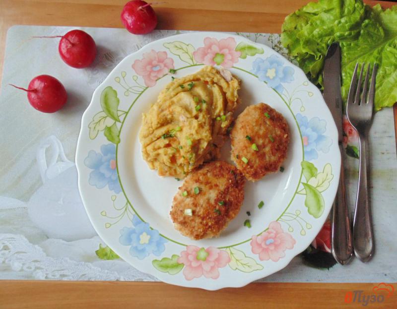 Фото приготовление рецепта: Куриные котлеты с яблоками и зеленью шаг №7
