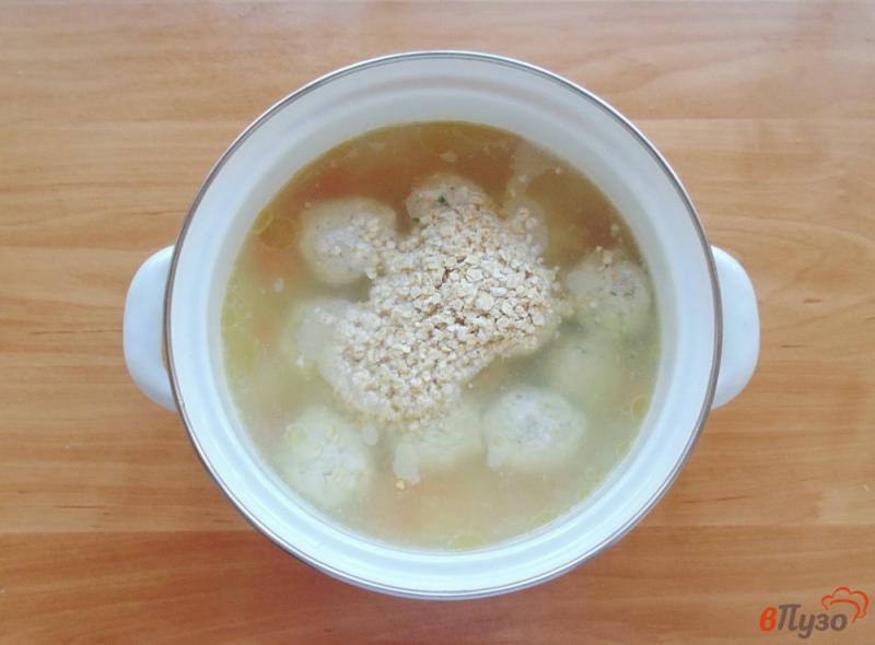 Фото приготовление рецепта: Овсяный суп с тефтелями шаг №4