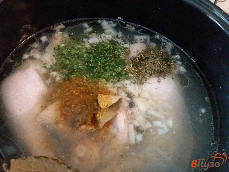 Фото приготовление рецепта: Куриный суп с вермишелью сушеным сельдереем и зеленым луком шаг №4