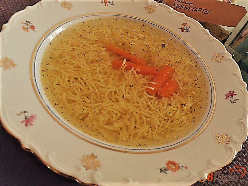 Фото приготовление рецепта: Куриный суп с вермишелью сушеным сельдереем и зеленым луком шаг №7