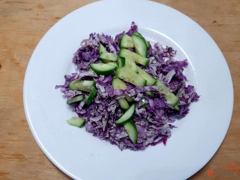 Фото приготовление рецепта: Салат из пекинской капусты с фетой и оливками шаг №3
