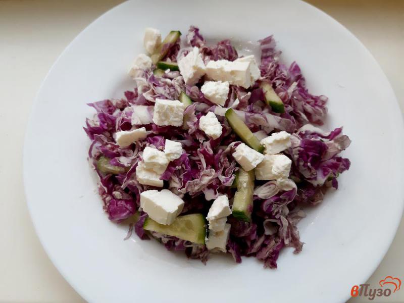 Фото приготовление рецепта: Салат из пекинской капусты с фетой и оливками шаг №5