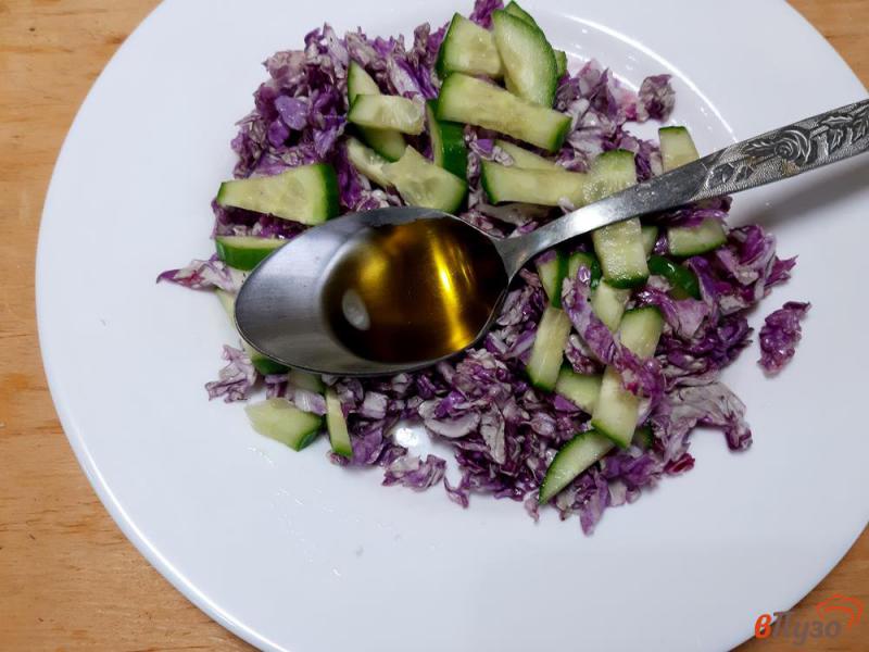 Фото приготовление рецепта: Салат из пекинской капусты с фетой и оливками шаг №4