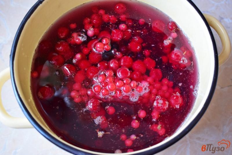 Фото приготовление рецепта: Вишневый компот с ягодами шаг №2