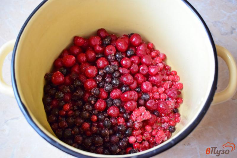 Фото приготовление рецепта: Вишневый компот с ягодами шаг №1
