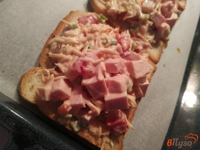 Фото приготовление рецепта: Горячие бутерброды с двумя видами колбасы шаг №7