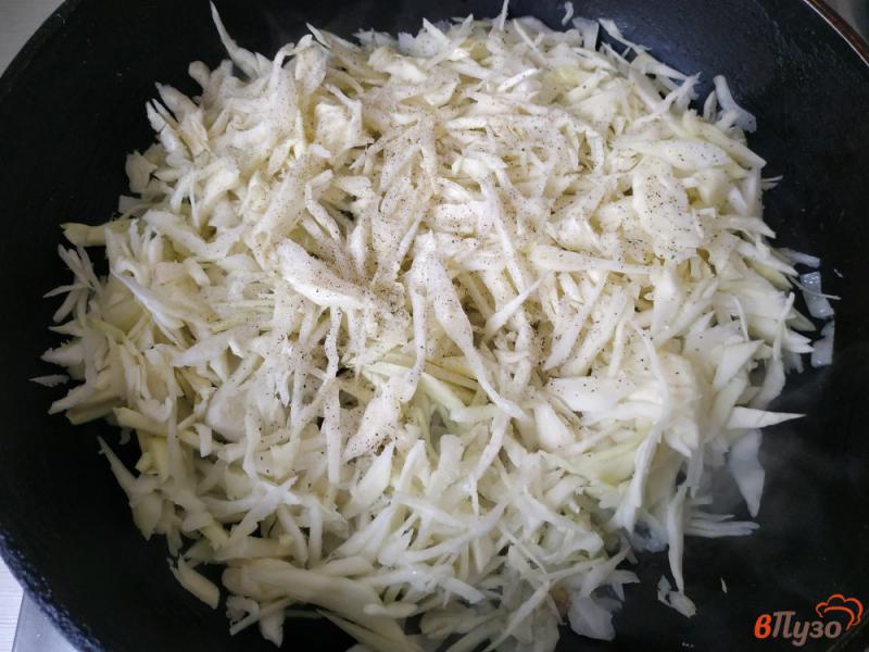 Фото приготовление рецепта: Дрожжевые капустные оладьи шаг №4