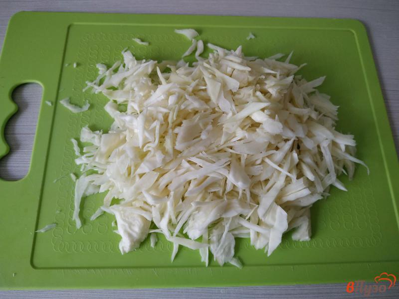 Фото приготовление рецепта: Дрожжевые капустные оладьи шаг №3